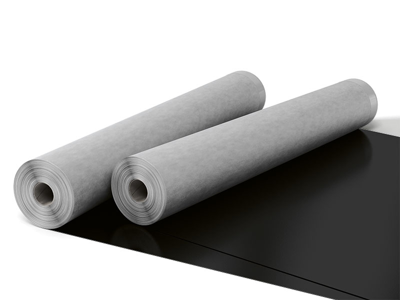 Ampatop F black plus – UV-stabile schwarze Fassadenbahn für offene Fugen mit integriertem Tape (75 m² Rolle)